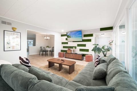 Sunset Balcony Views 1 Mile to Beach 7 Beds House in Ocean Beach