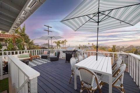 Sunset Balcony Views 1 Mile to Beach 7 Beds House in Ocean Beach