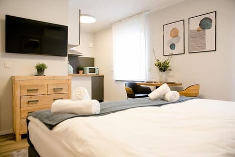 Bed, Kitchen or kitchenette, Photo of the whole room, towels