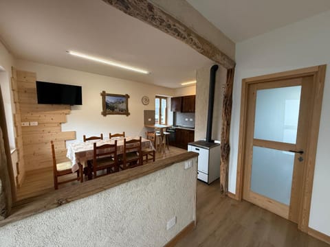 TV and multimedia, Kitchen or kitchenette, Living room, Seating area, Dining area, oven