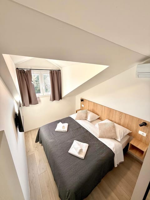 Bed, Photo of the whole room, Bedroom, air conditioner