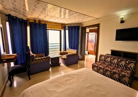 Bed, TV and multimedia, Seating area, Bedroom, City view, Mountain view, hair dresser
