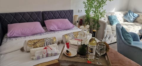 Bed, Bedroom, towels