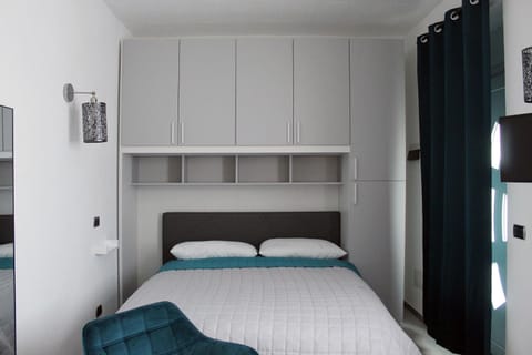 Bed, Photo of the whole room, Bedroom, wardrobe