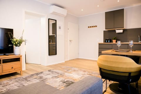 Kitchen or kitchenette, Living room, Seating area, Dining area