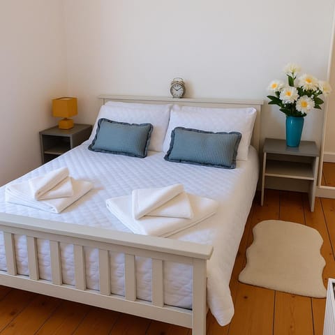 Bed, Photo of the whole room, Bedroom, towels