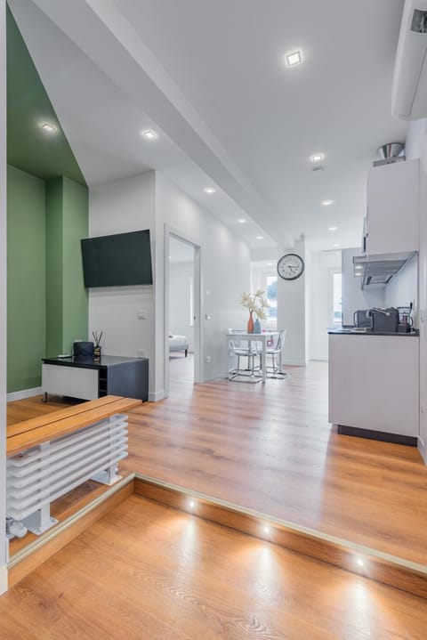 TV and multimedia, Kitchen or kitchenette, Living room, Dining area, oven, air conditioner