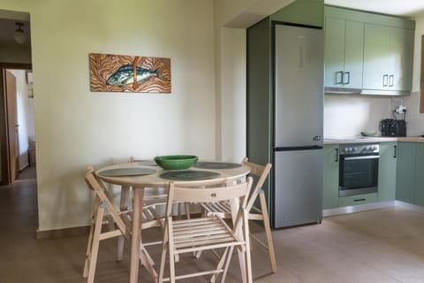 Kitchen or kitchenette, Dining area, stove