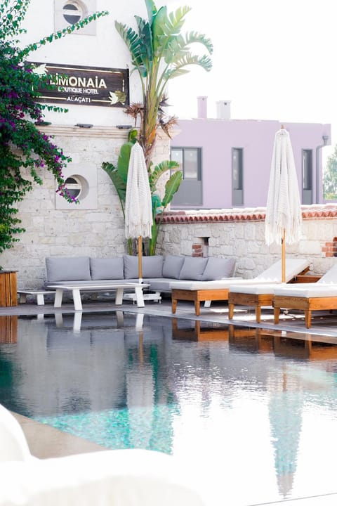 Property building, Day, Swimming pool, sunbed