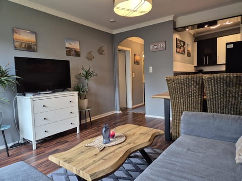 TV and multimedia, Seating area, Dining area, Food