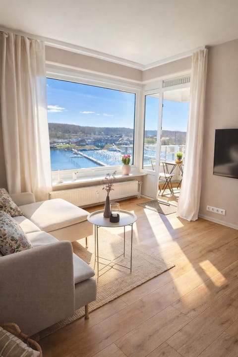 Natural landscape, TV and multimedia, View (from property/room), Balcony/Terrace, Living room, Seating area, Sea view