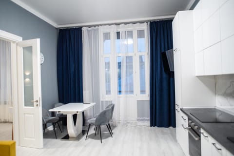 Kitchen or kitchenette, Living room, Seating area, Dining area