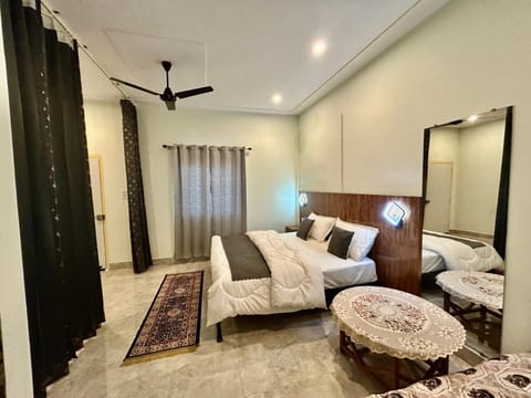 Bed, TV and multimedia, Photo of the whole room, Bedroom, wardrobe, air conditioner
