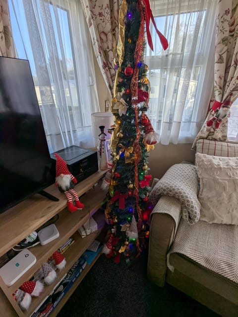 Hot Tub Getaways The Oakley 8 berth caravan with hot tub and quiet setting Campground/ 
RV Resort in Tattershall