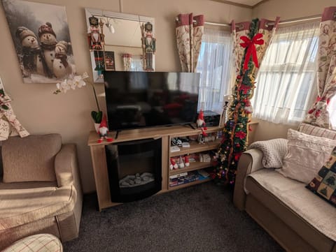 Hot Tub Getaways The Oakley 8 berth caravan with hot tub and quiet setting Campground/ 
RV Resort in Tattershall