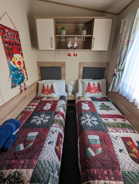 Hot Tub Getaways The Oakley 8 berth caravan with hot tub and quiet setting Campground/ 
RV Resort in Tattershall