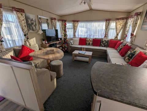 Hot Tub Getaways The Oakley 8 berth caravan with hot tub and quiet setting Campground/ 
RV Resort in Tattershall