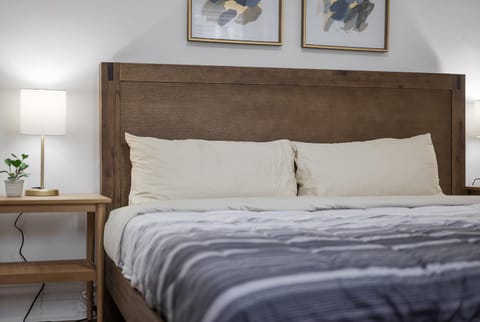 Shadyside, Pittsburgh !F Modern and Bright Private Bedroom with Shared Bathroom Vacation rental in Shadyside