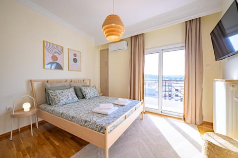 Bed, TV and multimedia, Bedroom