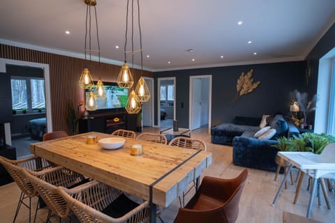 Communal lounge/ TV room, TV and multimedia, Living room, Seating area, Dining area, Evening entertainment