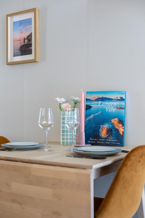 Restaurant/places to eat, Living room, Food and drinks, Meals, Lunch, Dinner