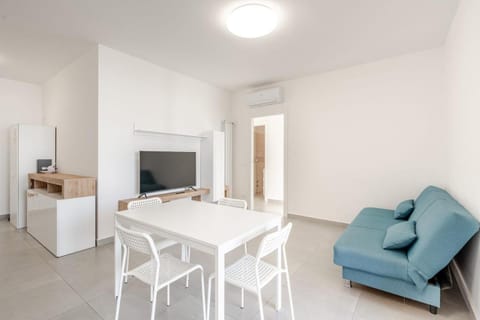 Communal lounge/ TV room, TV and multimedia, Kitchen or kitchenette, Living room, Seating area, Dining area, internet, air conditioner