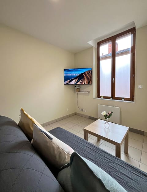 Bed, TV and multimedia, Living room