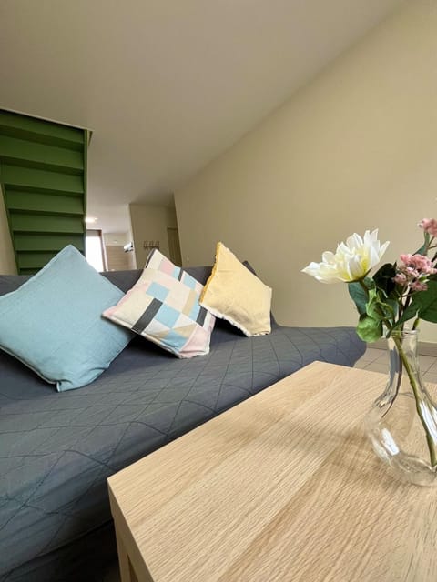 Bed, TV and multimedia, Living room