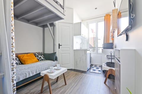 Bed, TV and multimedia, Kitchen or kitchenette, Living room, Photo of the whole room, Seating area, Bedroom, wardrobe