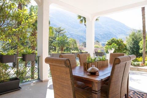 Natural landscape, Balcony/Terrace, Seating area, Dining area