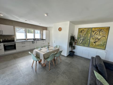 Kitchen or kitchenette, Seating area, Dining area