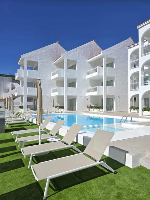 Property building, Solarium, Swimming pool, sunbed