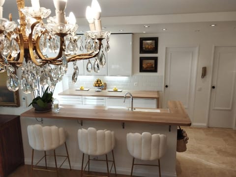 Kitchen or kitchenette, Dining area