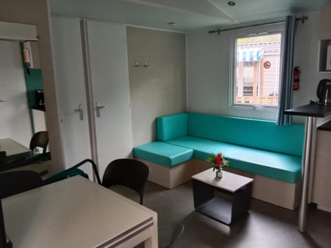 Photo of the whole room, Seating area