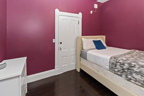 1900's Victorian Home Sleeps 22 8BDRM 3Bath Villa in San Diego