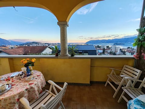 Day, Natural landscape, View (from property/room), Balcony/Terrace, Dining area, Lake view, Mountain view