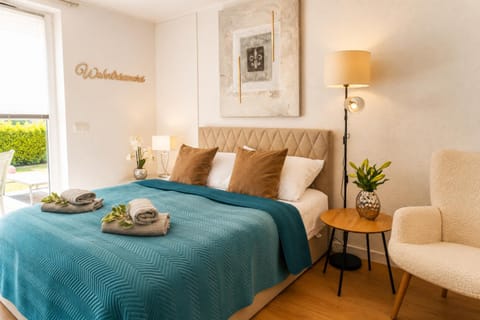 Bed, Living room, Photo of the whole room, Bedroom, towels