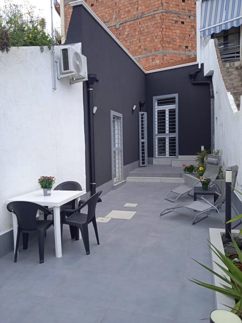 Property building, Day, Balcony/Terrace