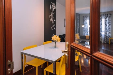 Luz y descanso con parking by CABANA Rentals Apartment in Vigo