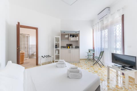 Bed, TV and multimedia, Coffee/tea facilities, Balcony/Terrace, Kitchen or kitchenette, Photo of the whole room, Dining area, Bedroom, hair dryier, internet, oven, towels, elevator, air conditioner