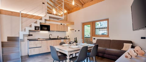 Kitchen or kitchenette, Dining area