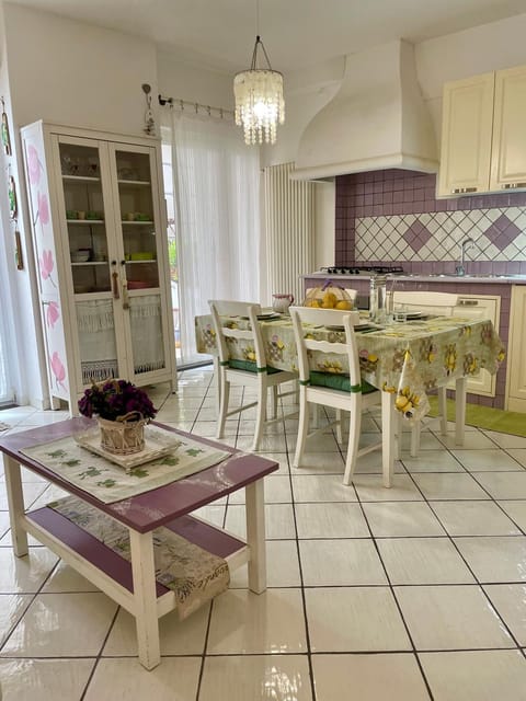 Kitchen or kitchenette, Living room, Seating area, Dining area, pet friendly