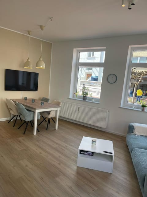 TV and multimedia, Living room, Seating area, Dining area