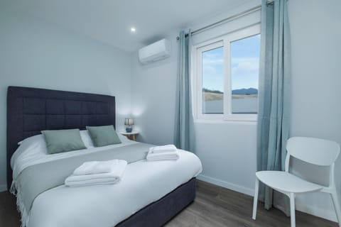 Bed, Bedroom, towels, air conditioner