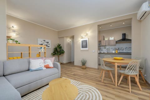 Kitchen or kitchenette, Seating area, Dining area, air conditioner