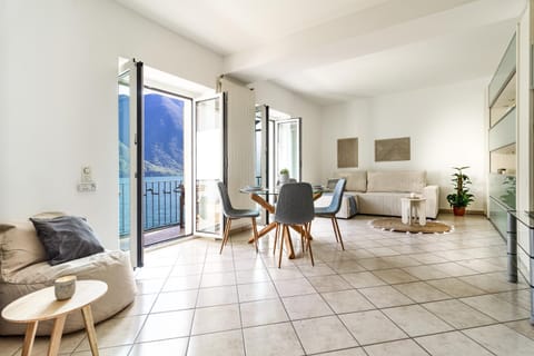 View (from property/room), Balcony/Terrace, Living room, Seating area, Dining area