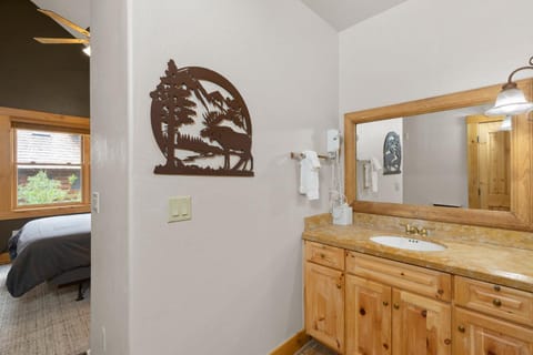 Skiin and out Beautiful Mtn Lodge - Affordable too House in Telluride