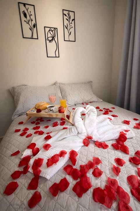 Bed, Food and drinks, Photo of the whole room, Bedroom, Food, towels
