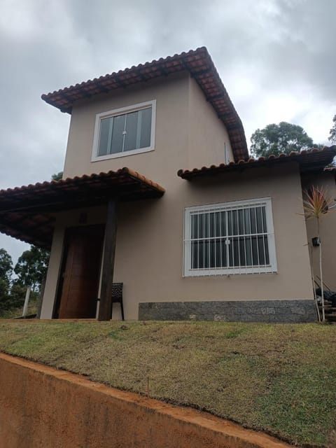 Monte Bello House in Miguel Pereira