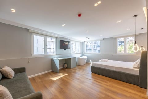 Bed, TV and multimedia, Photo of the whole room, Seating area, Bedroom